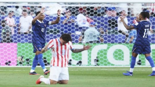 Francia rompió el muro de Paraguay y pasó a cuartos