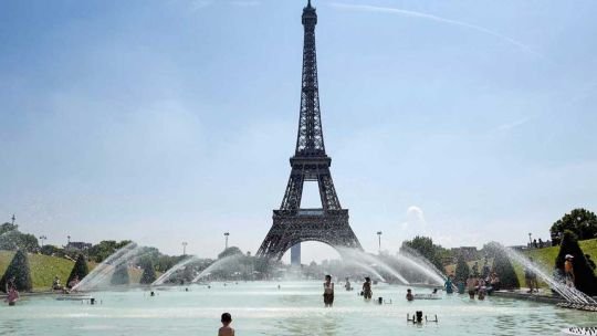 La Torre Eiffel y varios museos parisinos cerrarán antes por la ola de calor que azota a Francia
