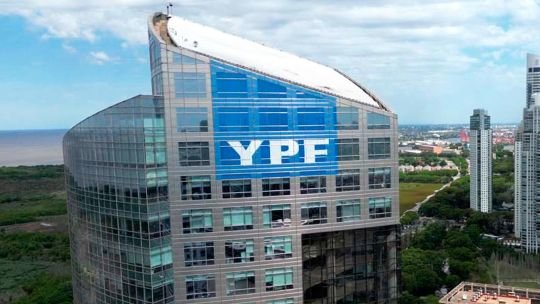 Chequeado va a la Corte para que YPF informe cómo distribuye la pauta publicitaria y PERFIL pedirá sumarse a la causa como “amicus curiae”