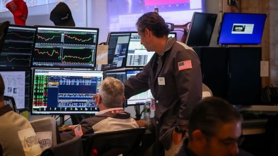 El petróleo vuelve a dispararse hasta 4% por la escalada entre Estados Unidos e Irán y la amenaza sobre el Estrecho de Ormuz