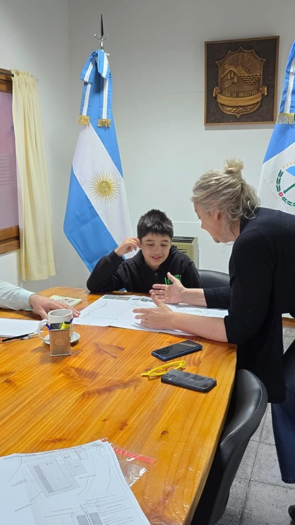 El Municipio escuchó la propuesta de Francisco y compartió el futuro de las plazas.