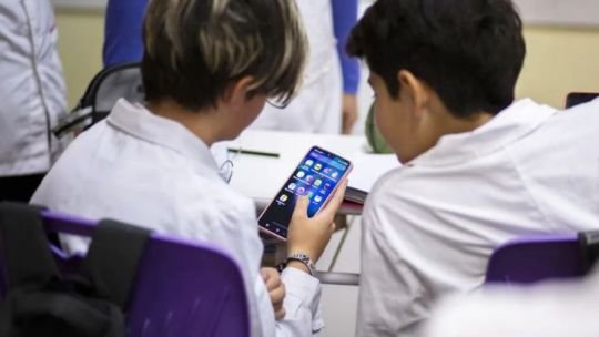 “No experimenten con los chicos”: la advertencia en “QR!” sobre la inteligencia artificial y el uso de pantallas