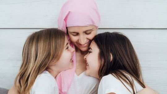 Cómo decirles a tus hijos que tenés cáncer: las 10 recomendaciones para afrontar una conversación difícil