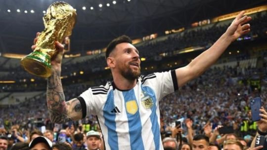 Cuánto pesa la Copa del Mundo y cuánto tiempo la FIFA les da el trofeo original a los campeones