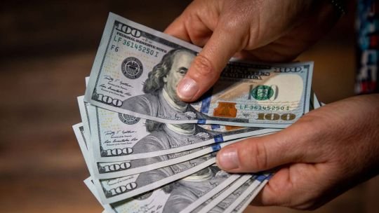 A cuánto cotiza el dólar blue hoy, jueves 23 de julio: apuntala su tendencia alcista y se ubica en los .560