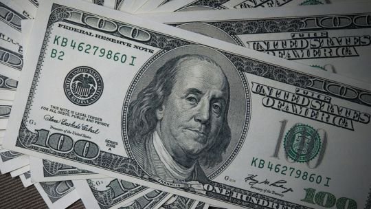 El dólar blue cerró en alza este viernes 17 de julio y el Banco Central volvió a comprar dólares
