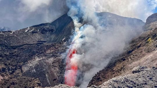 Cierran el aeropuerto de Catania por la erupción del volcán Etna: hay más de 130 vuelos afectados
