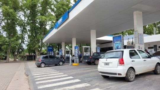 El 41% del precio de la nafta se va en impuestos, pero las obras no aparecen