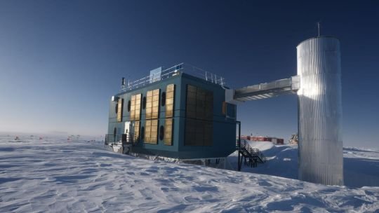 Observatorio IceCube: el telescopio de 5.160 sensores enterrado a más de 1.400 metros bajo el hielo de la Antártida