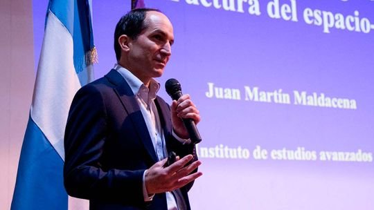 Quién es Juan Martín Maldacena, el físico argentino detrás de una de las conjeturas más importantes de la ciencia moderna