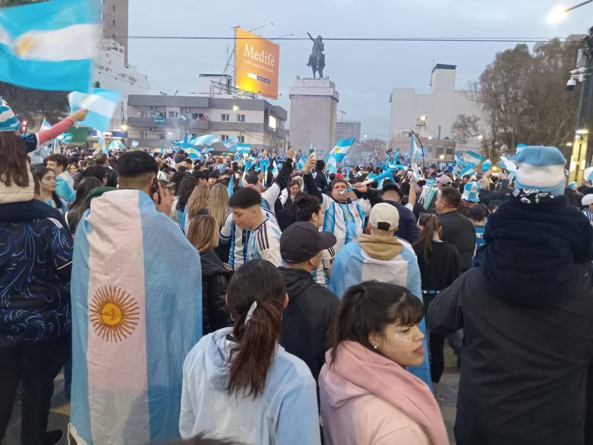 El que no salta es un inglés y el Monumento lo sabe