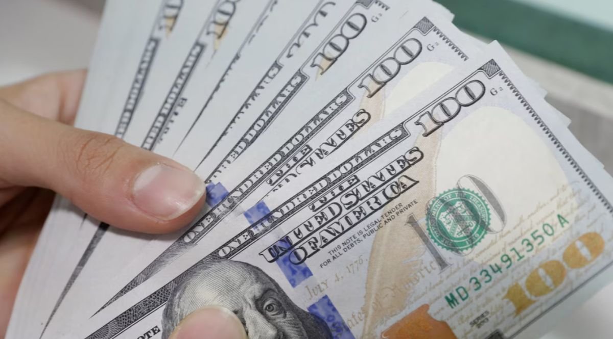 El dólar retrocedió por primera vez en cinco jornadas
