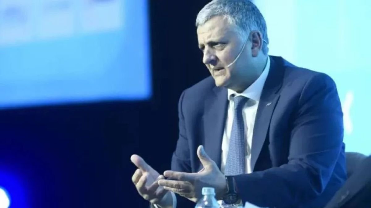 Marín confirmó que por el momento, YPF no bajará el precio de sus combustibles