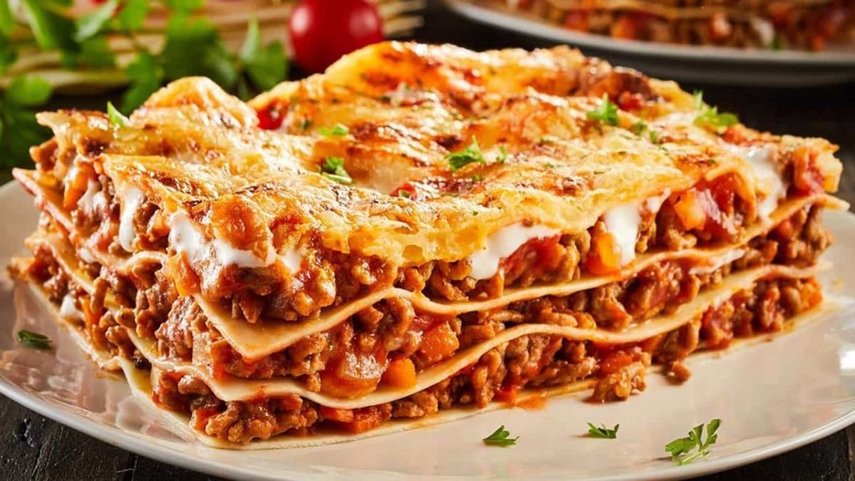 De la clásica boloñesa a las versiones vegetarianas: por qué la lasaña sigue conquistando el mundo