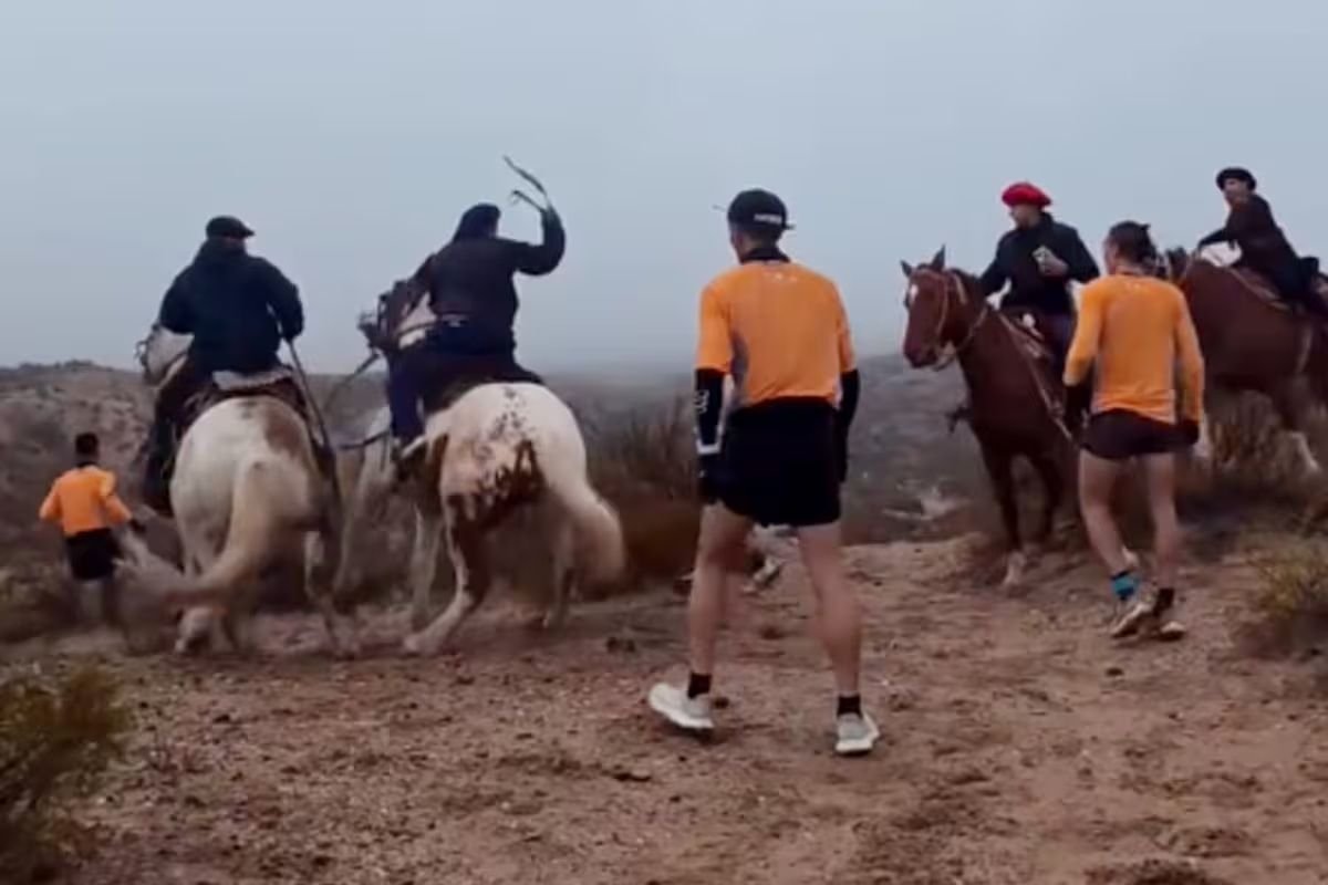 General Roca: Jinetes bloquearon el paso de runners que corrían una carrera