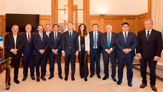 Milei, Santilli y Karina se reúnen con diputados y senadores libertarios para impulsar nuevos proyectos de ley