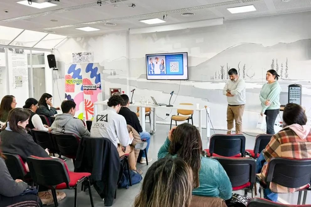 Capacitan a jóvenes emprendedores sobre planificación financiera