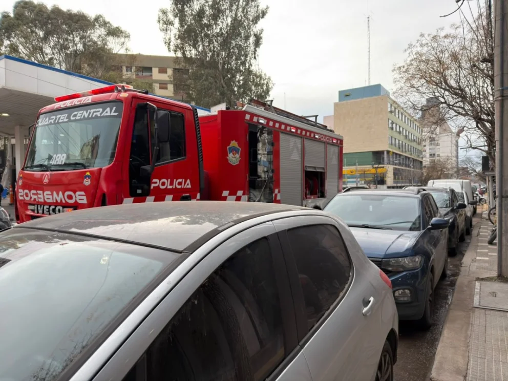 Incendio en pleno centro de Neuquén: se prende fuego un edificio sobre calle Rivadavia