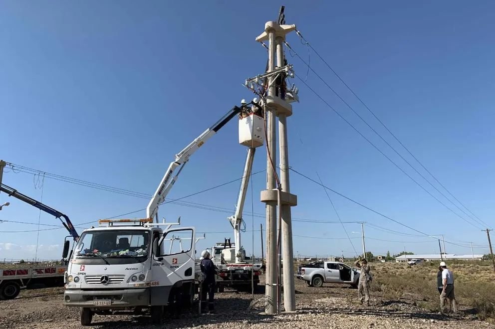 Continúan las tareas para normalizar el servicio eléctrico en Centenario