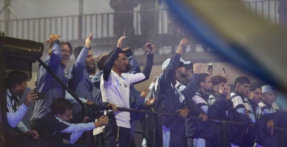 Una multitud recibió a la Selección argentina en Ezeiza