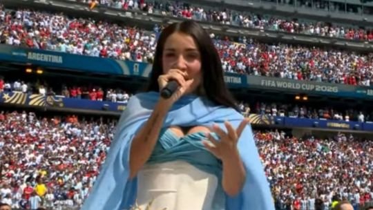 El impactante vestido celeste y blanco de María Becerra en la final del Mundial 2026