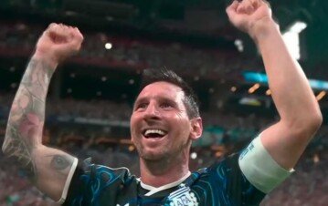 ¡No es IA! El festejo eufórico de Pampita, a puro banderazo en el Obelisco por la victoria de la Selección: “No me pidas que…”