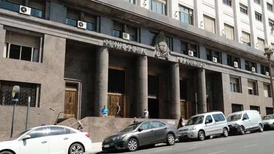 La recaudación de impuestos en junio alcanzó los  billones y quedó por debajo de la inflación