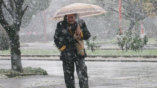 Ola polar en Mendoza: suspendieron las clases presenciales en todos los turnos por el frío extremo y las nevadas