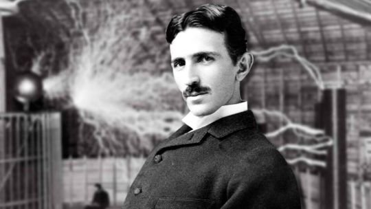 Quién fue Nikola Tesla, el genio incomprendido de la corriente alterna que inspiró a Elon Musk