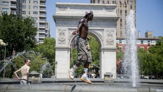 Estados Unidos enfrenta una ola de calor que obligó a suspender festejos del 4 de Julio y generó alertas para la semana próxima