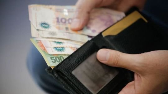 El aguinaldo ya no es para darse un gusto: seis de cada diez cordobeses lo usarán para pagar deudas