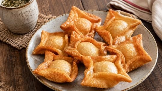 Cómo hacer pastelitos criollos hojaldrados y crocantes: la receta perfecta para el mate este fin de semana largo
