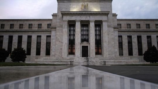 Minutas de la Fed muestran que algunos miembros ven razones para subir tasas