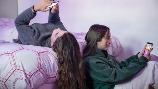 Retos virales en adolescentes: la presión por encajar que se impone en las redes sociales