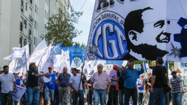 La CGT, las CTA y movimientos sociales marchan al Congreso junto a los jubilados