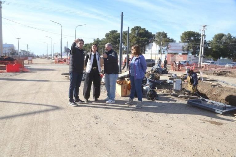 Comenzaron a instalar luminarias en la mega obra