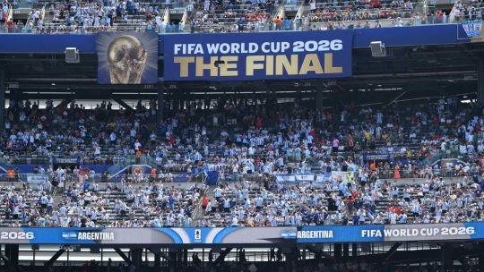 Paranoia o mano negra: las arengas de Messi y Dibu disparan las dudas de los hinchas argentinos