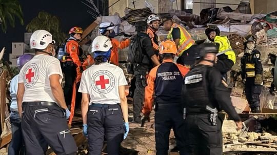 “Indecentes e inmorales”: furia en Venezuela por 4 policías descubiertos robando dólares de los edificios caídos