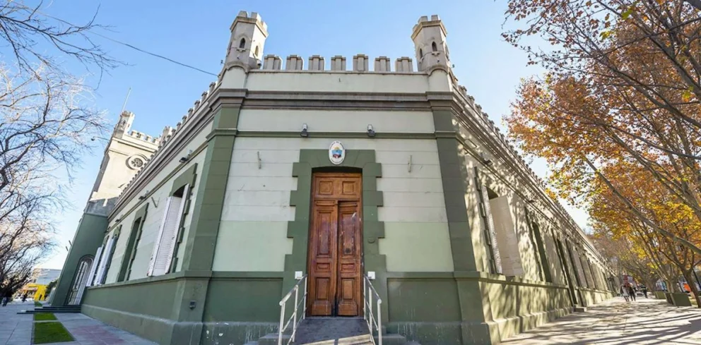 Tolerancia cero en Neuquén: cesantearon a un empleado faltador y a un policía sancionado