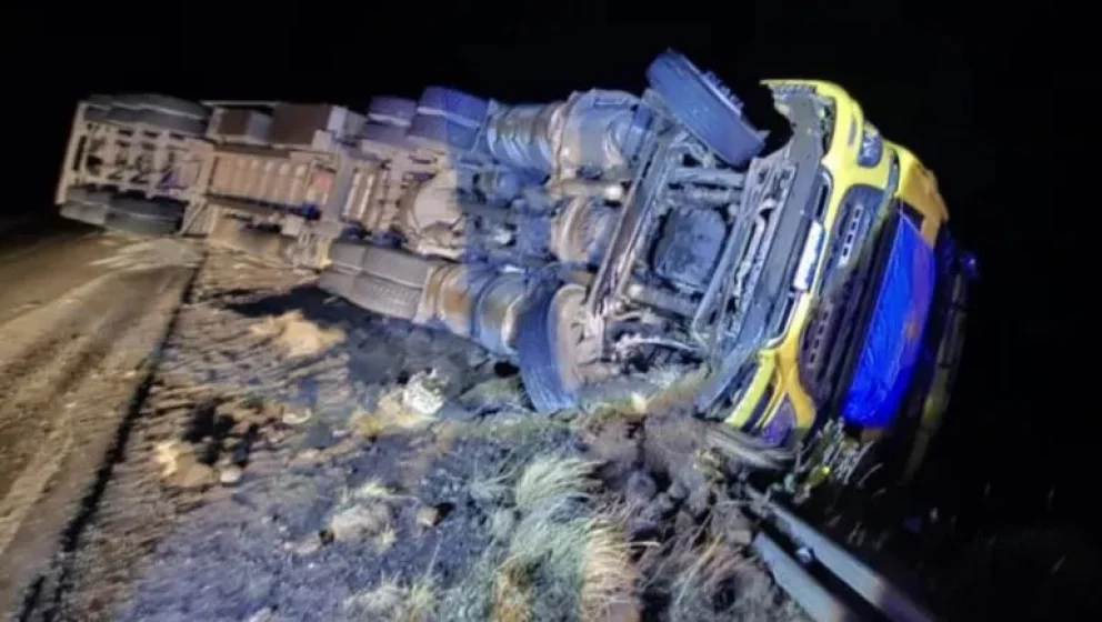 Accidente en la Ruta 242: un vuelco afectó el cruce de camiones hacia Chile