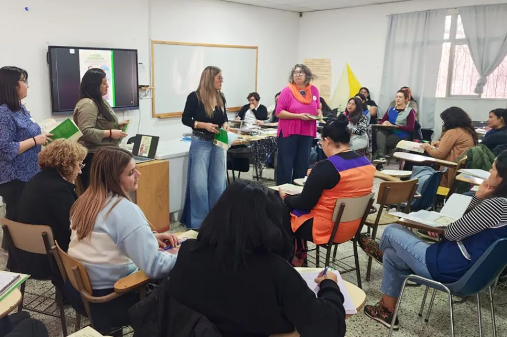 Educación capacita a docentes para enriquecer experiencias de lectura