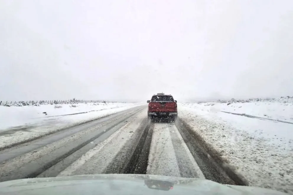 Nevadas en Neuquén: organismos provinciales reforzaron el operativo preventivo en las rutas