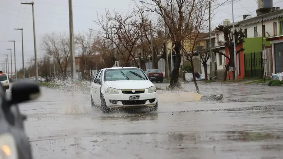 Lluvias en Neuquén: rescataron una familia de un canal y continúa el operativo en los barrios