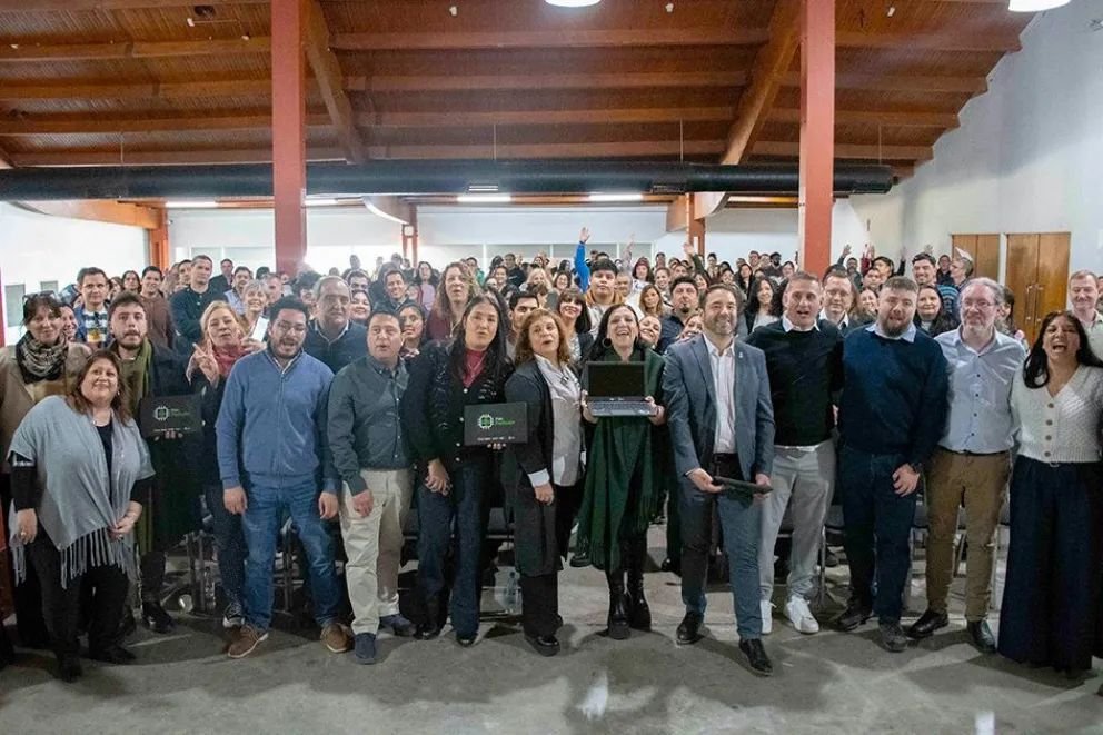 Plan Pehuen: Se entregaron cerca de 600 notebooks a escuelas de Neuquén, Plottier y Centenario
