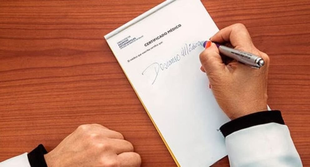 Adulteró un certificado: la echaron y la denunciaron