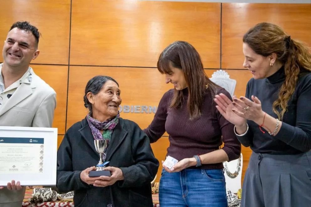 Emotiva mención de honor a la artesana Ofelia Campos por su trayectoria como tejedora