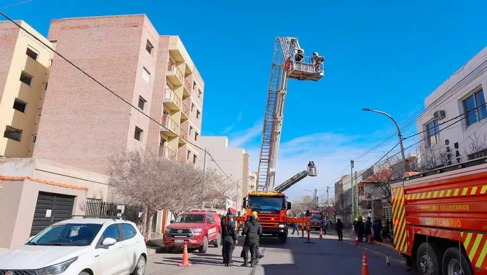 Rescate en altura: 60 bomberos entrenaron en un edificio de Neuquén