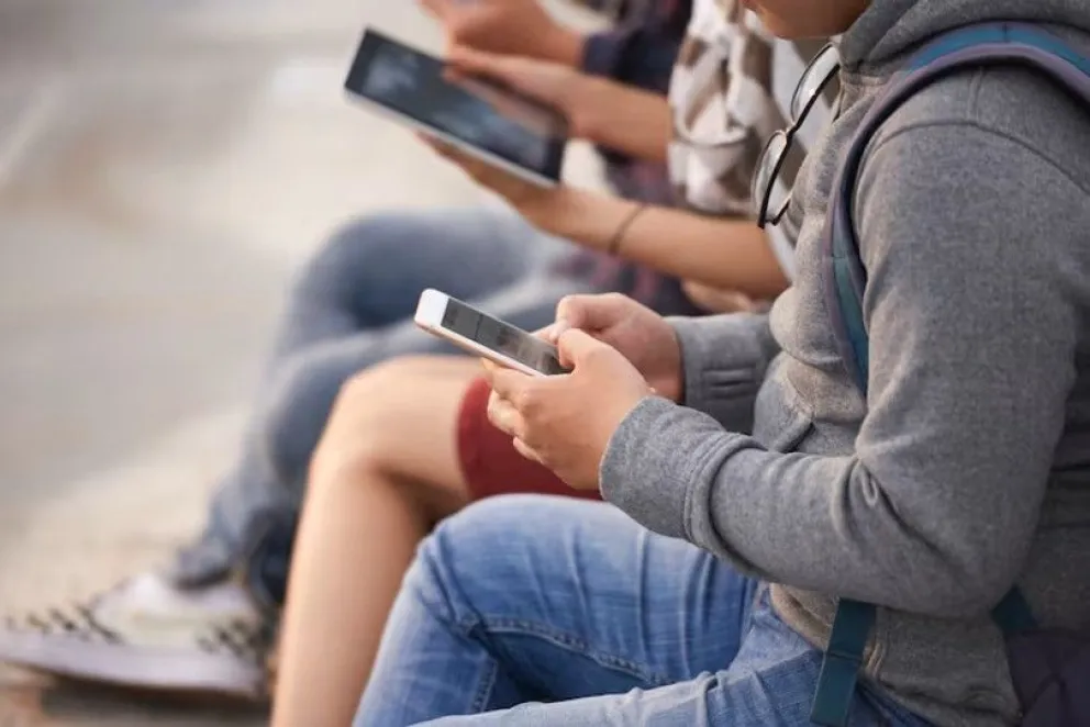 Experiencias negativas en redes sociales causan ansiedad inmediata en jóvenes