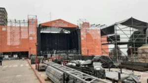 Comenzaron a montar el mega escenario de la Fiesta de la Nieve 2026