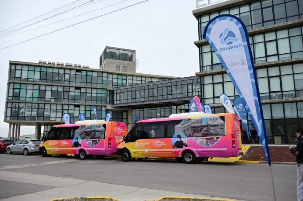 Neuquén incorporó nuevos buses para acercar a estudiantes al Polo Científico Tecnológico